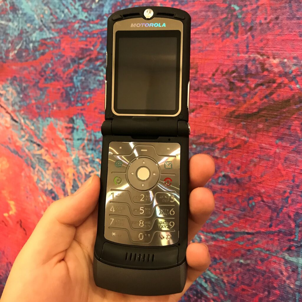 Моторола razr v3 и razr v3i в чем разница